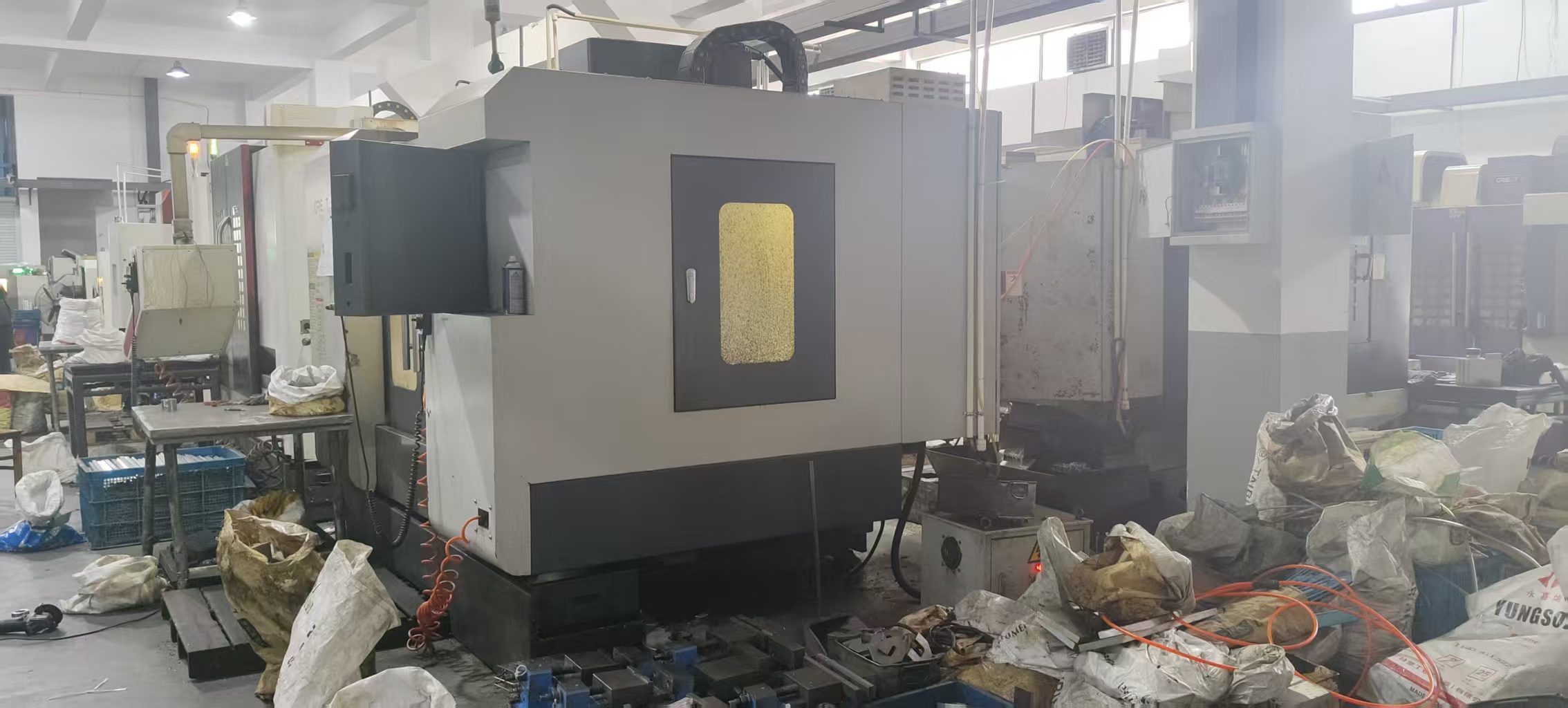 This is a corner of the Ouning Factory, where numerous mechanical devices are operating simultaneously, demonstrating a remarkable order fulfillment capacity.