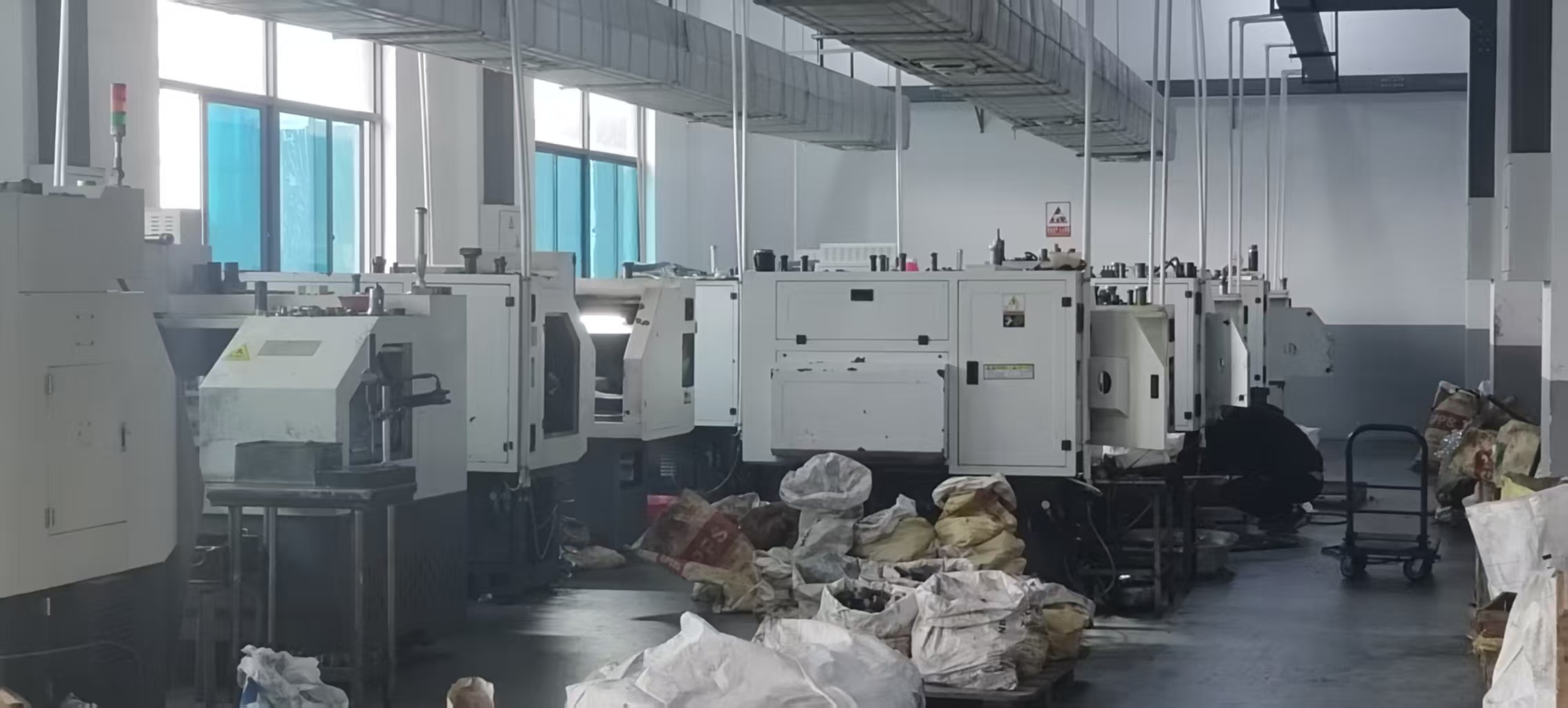 This is a corner of the Ouning Factory, where numerous mechanical devices are operating simultaneously, demonstrating a remarkable order fulfillment capacity.